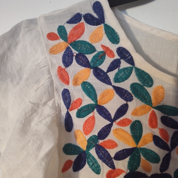 Mine Embroidered White Top with Multicolor Floral Design Size S #b/a - Picture 2 of 3